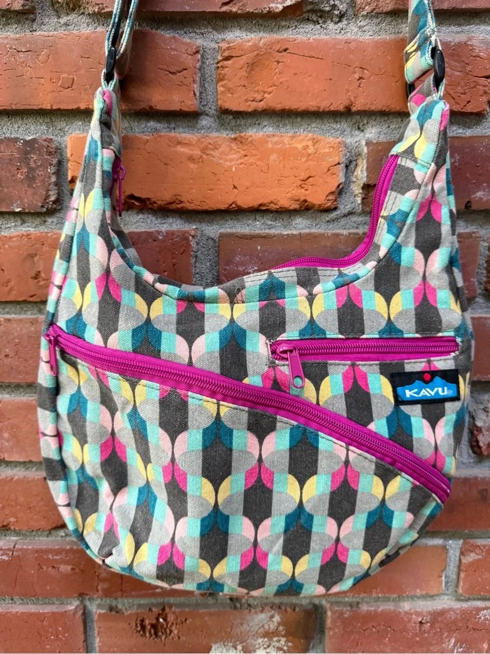 Kavu Multicolor Geometric Crossbody Bag with Pink Zippers